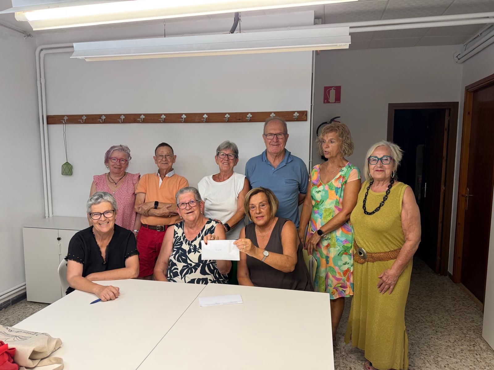 El Casal del Pensionista Carme Vila Formosa lliura 2.125 euros a l'Associaci&oacute; Osona Contra el C&agrave;ncer