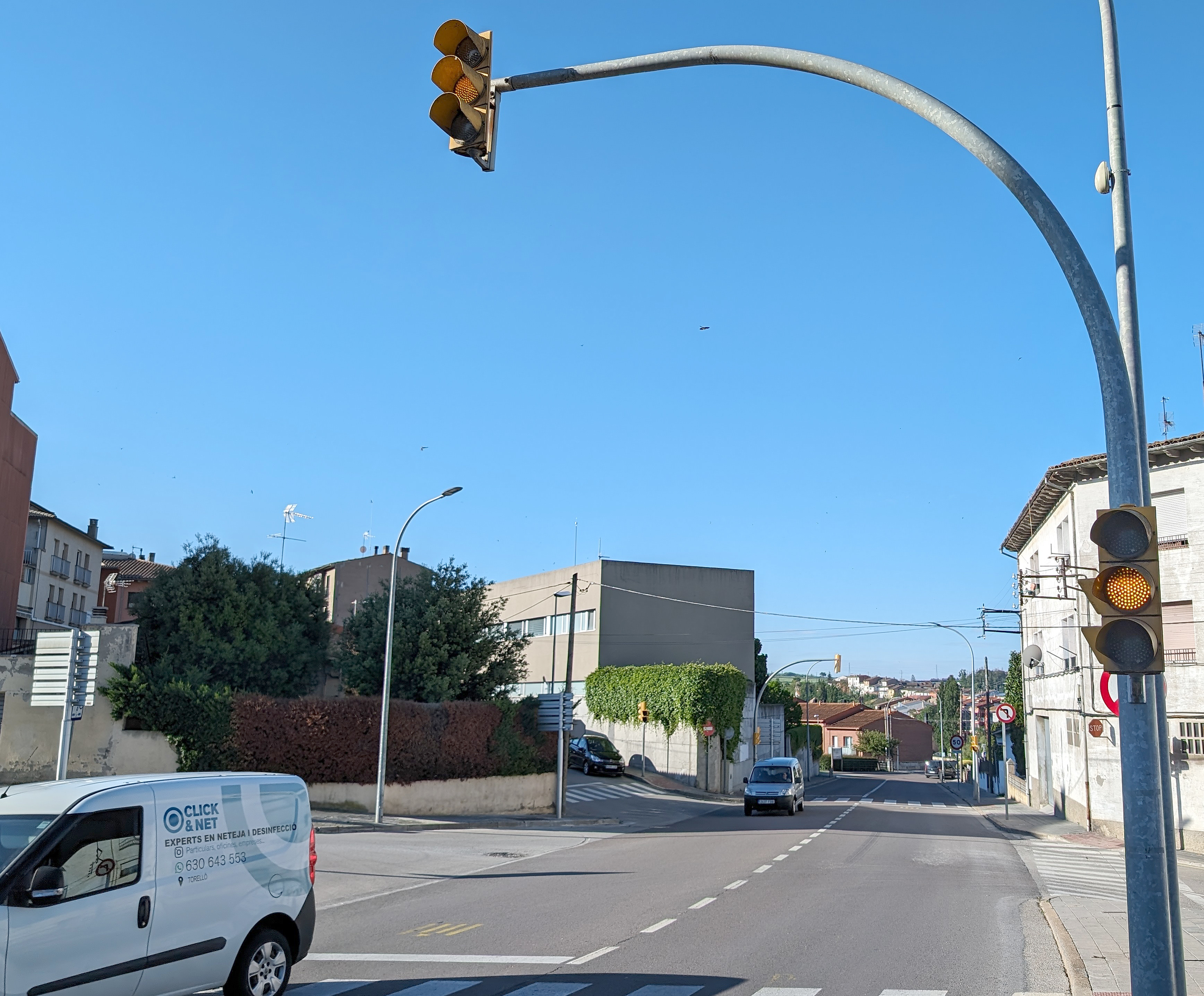 Un dels semàfors de la C-153 al seu pas per Roda de Ter, a la zona propera al CAP.