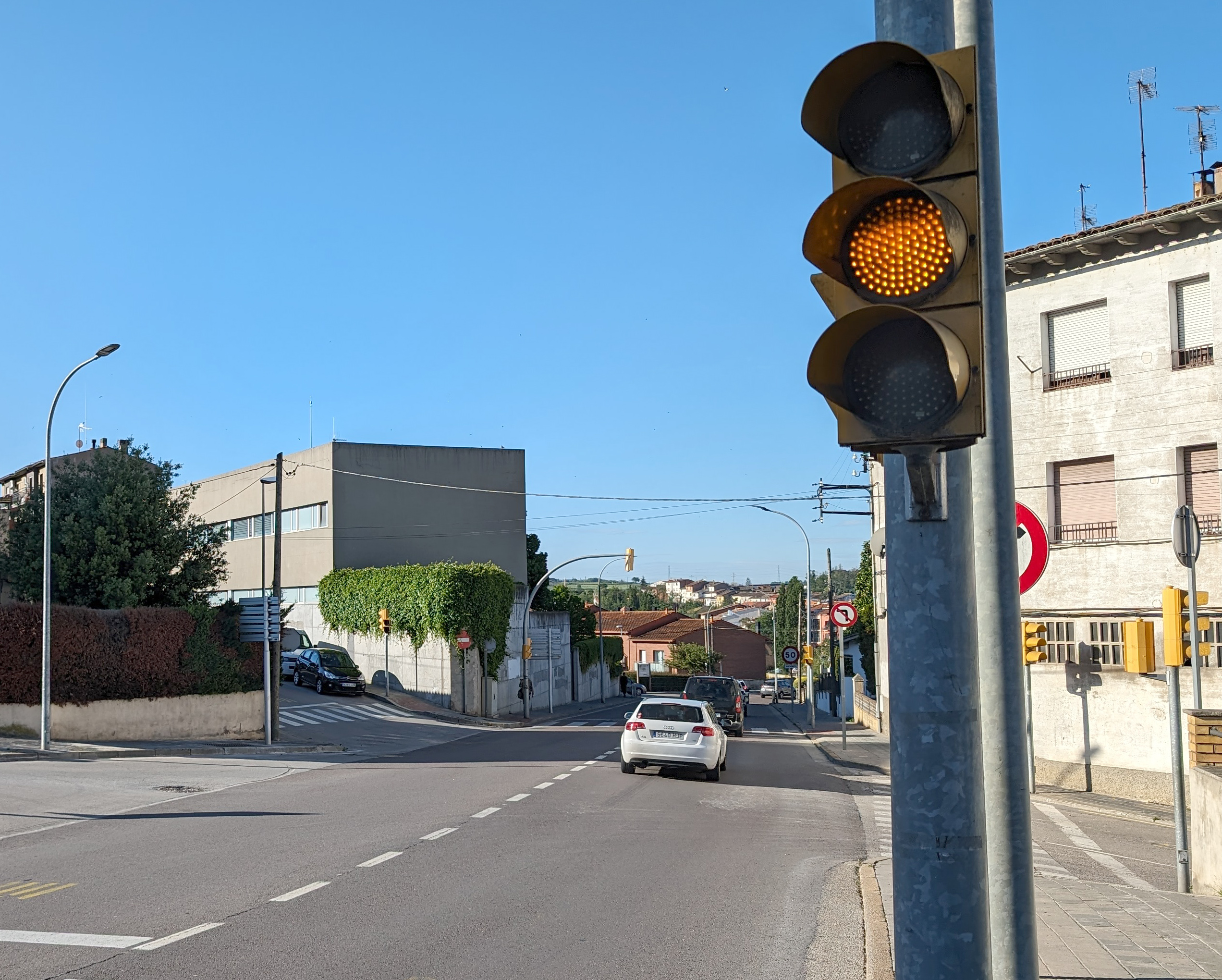 Un dels semàfors de la C-153 al seu pas per Roda de Ter, a la zona propera al CAP.