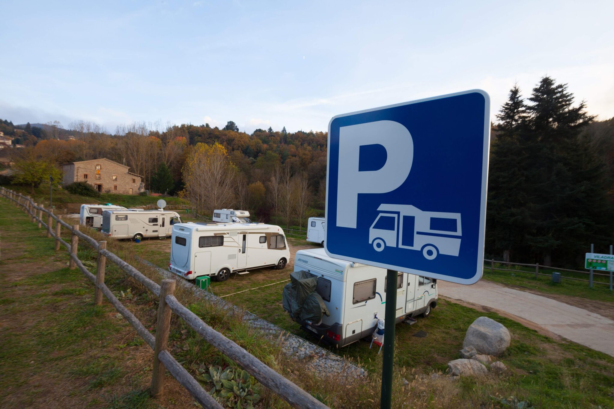 Roda de Ter estudia la millor ubicació per a una àrea d'autocaravanes